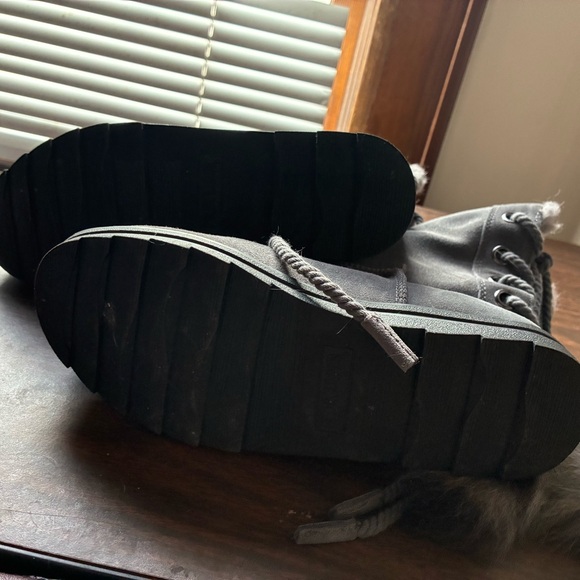 Womens Size 6 Muk Luk Boots - Picture 3 of 4